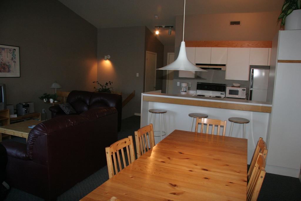 Condos Stoneham Room photo